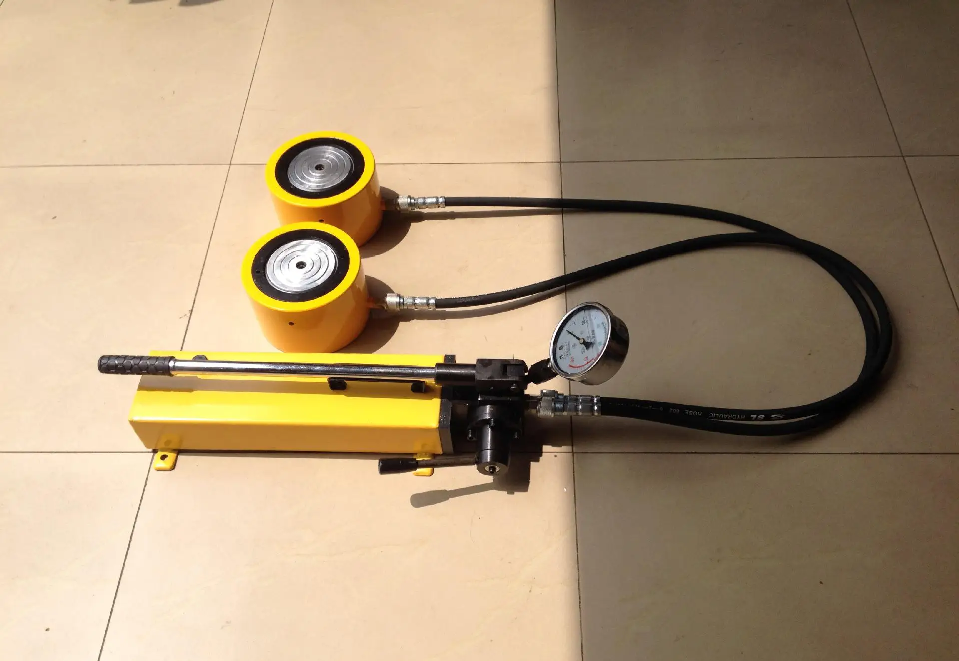 single-acting hydraulic trailer jack 